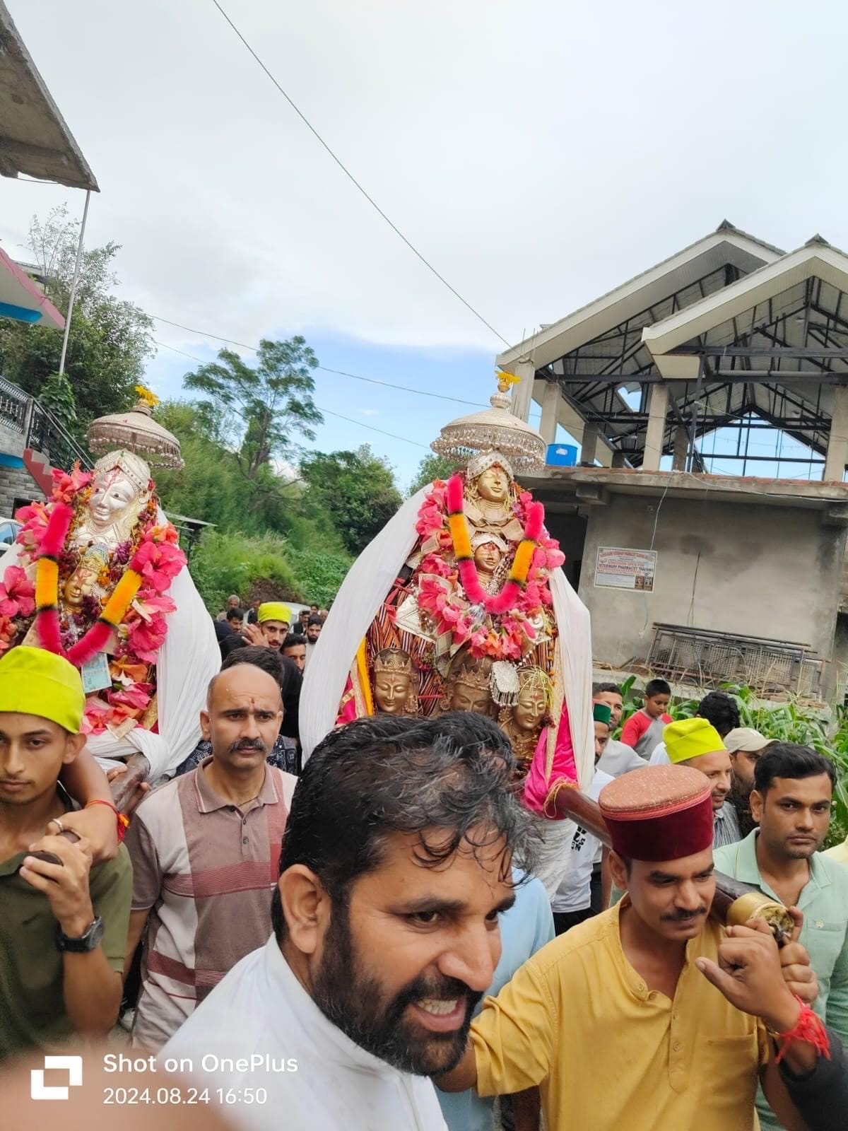 नित्थर  का बारह भादों मेल में  देवता साहिब बूढ़ा महादेव की रथ यात्रा  के साथ नाटी डालते लोग
