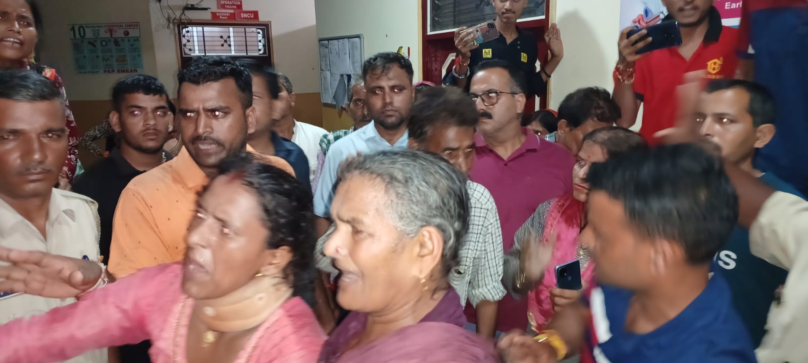 नादौन के निजी अस्पताल में हुई महिला की मौत के बाद अस्पताल गेट पर तैनात पुलिस बल। संवाद नादौन के निजी अस्पताल में हुई महिला की मौत के बाद अस्पताल गेट पर तैनात पुलिस बल। संवाद