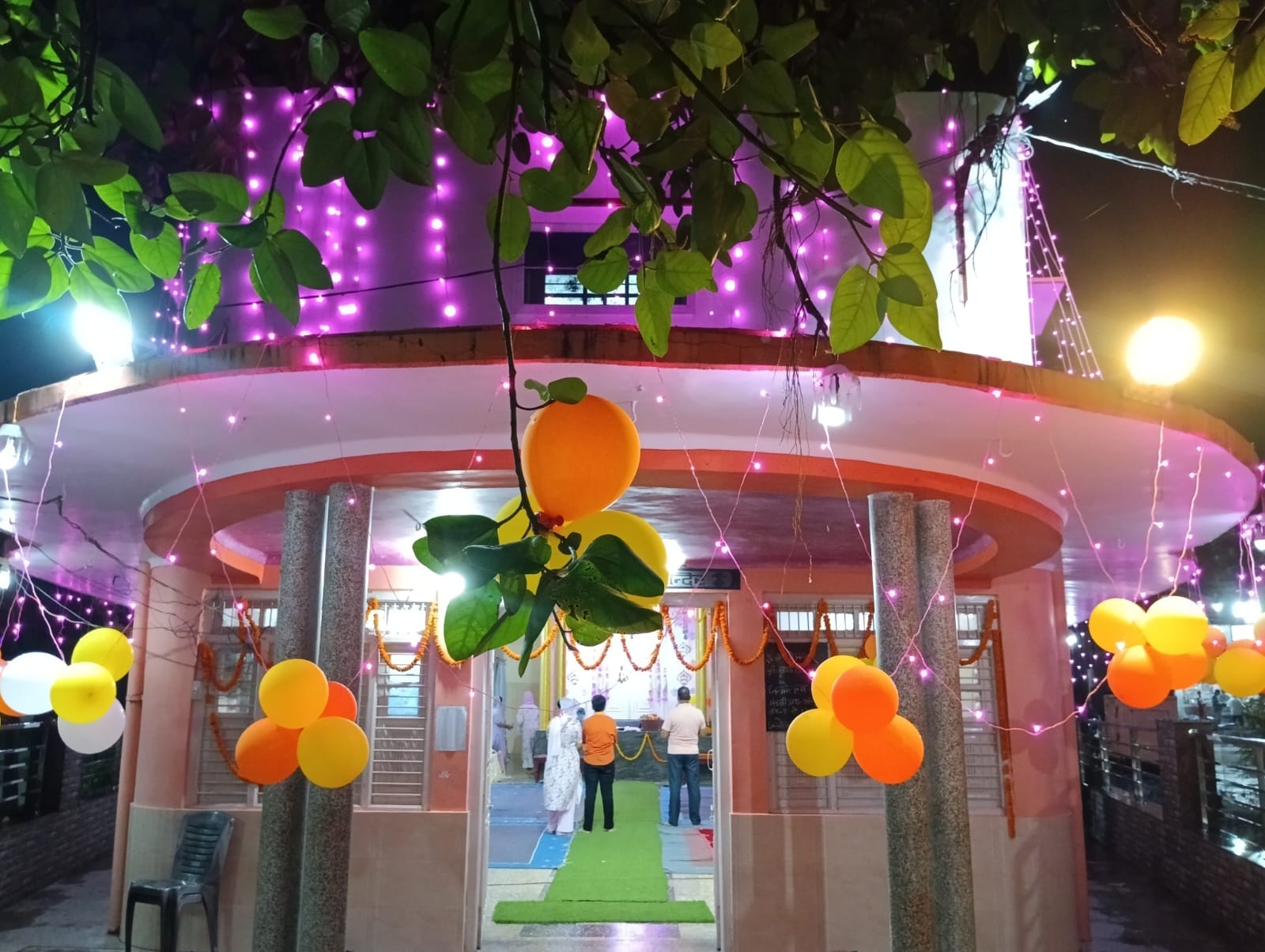 पीलीभीत में श्रीकृष्ण जन्माष्टमी पर्व पर शहर की स्टेडियम रोड पर सजी एक दुकान पर समान खरीदते लोग