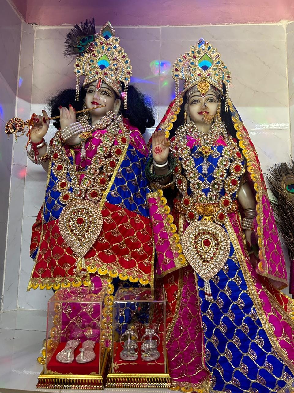 पीलीभीत में श्रीकृष्ण जन्माष्टमी पर्व पर शहर की स्टेडियम रोड पर सजी एक दुकान पर समान खरीदते लोग