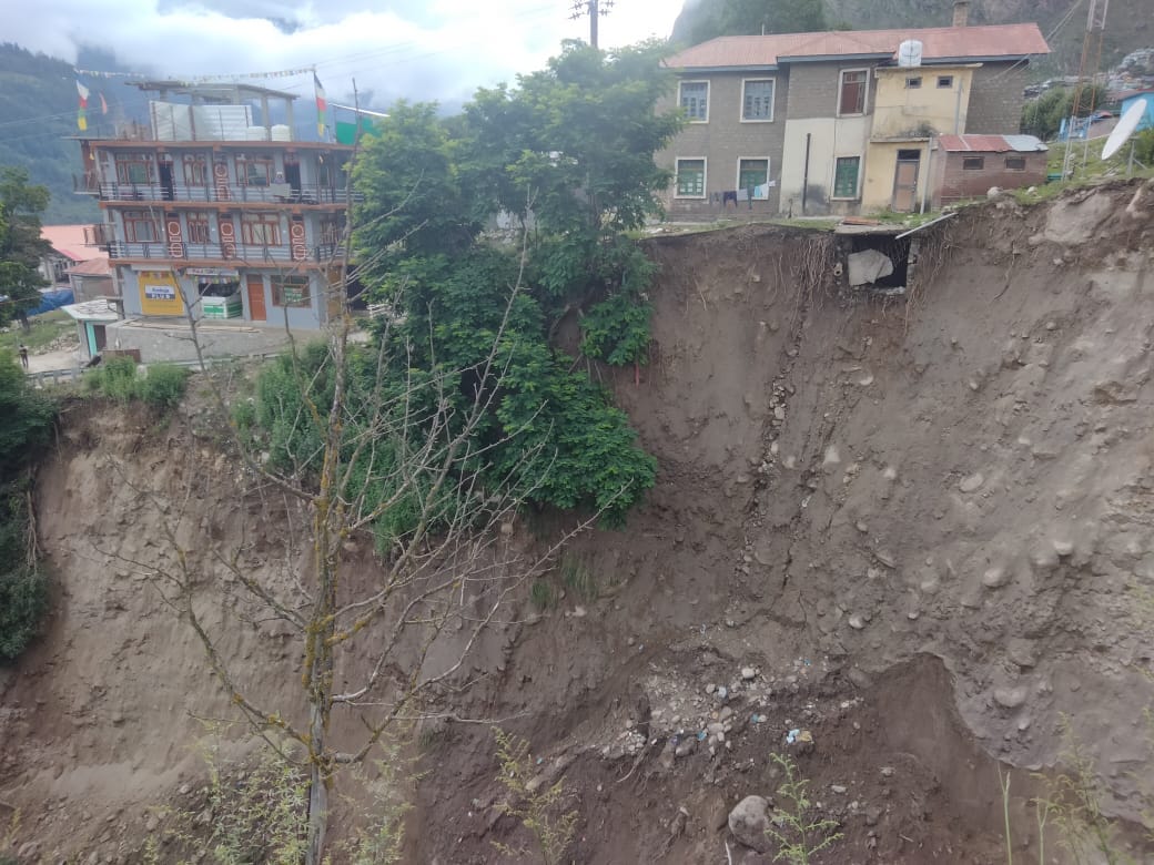 सांगला बाजार के नजदीक टोंगटोंगचे नाला बना खतरा सांगला बाजार के नजदीक टोंगटोंगचे नाला बना खतरा