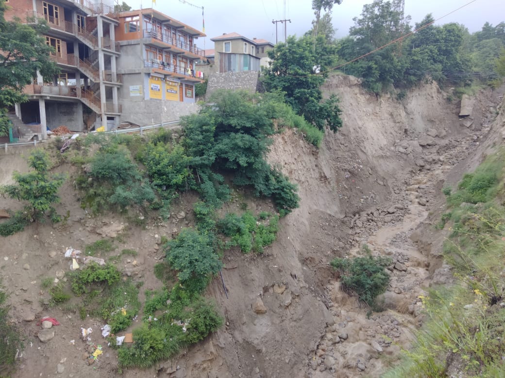 सांगला बाजार के नजदीक टोंगटोंगचे नाला बना खतरा सांगला बाजार के नजदीक टोंगटोंगचे नाला बना खतरा