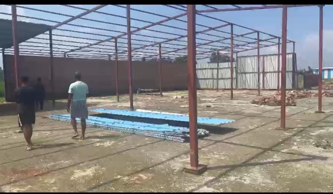 सितारगंज नेशनल हाईवे के दायरे में डाली गई टीन शेड। संवाद