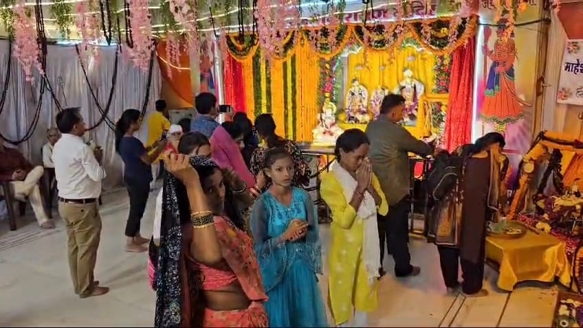 देर रात मना कृष्ण जन्मोत्सव, बाबा बर्फानी की बनाई झांकी