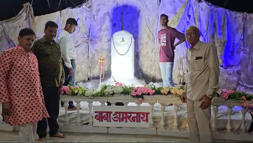 देर रात मना कृष्ण जन्मोत्सव, बाबा बर्फानी की बनाई झांकी