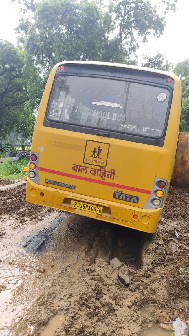 आबूरोड में सिवरेज कार्य में बरती जा रही लापरवाही से छात्राओं को स्कूल ले जा रही बस गड्डे में फं