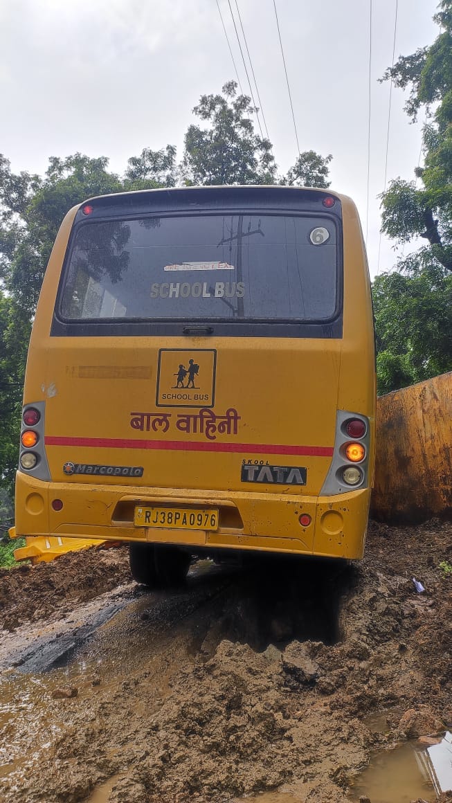 आबूरोड में सिवरेज कार्य में बरती जा रही लापरवाही से छात्राओं को स्कूल ले जा रही बस गड्डे में फं