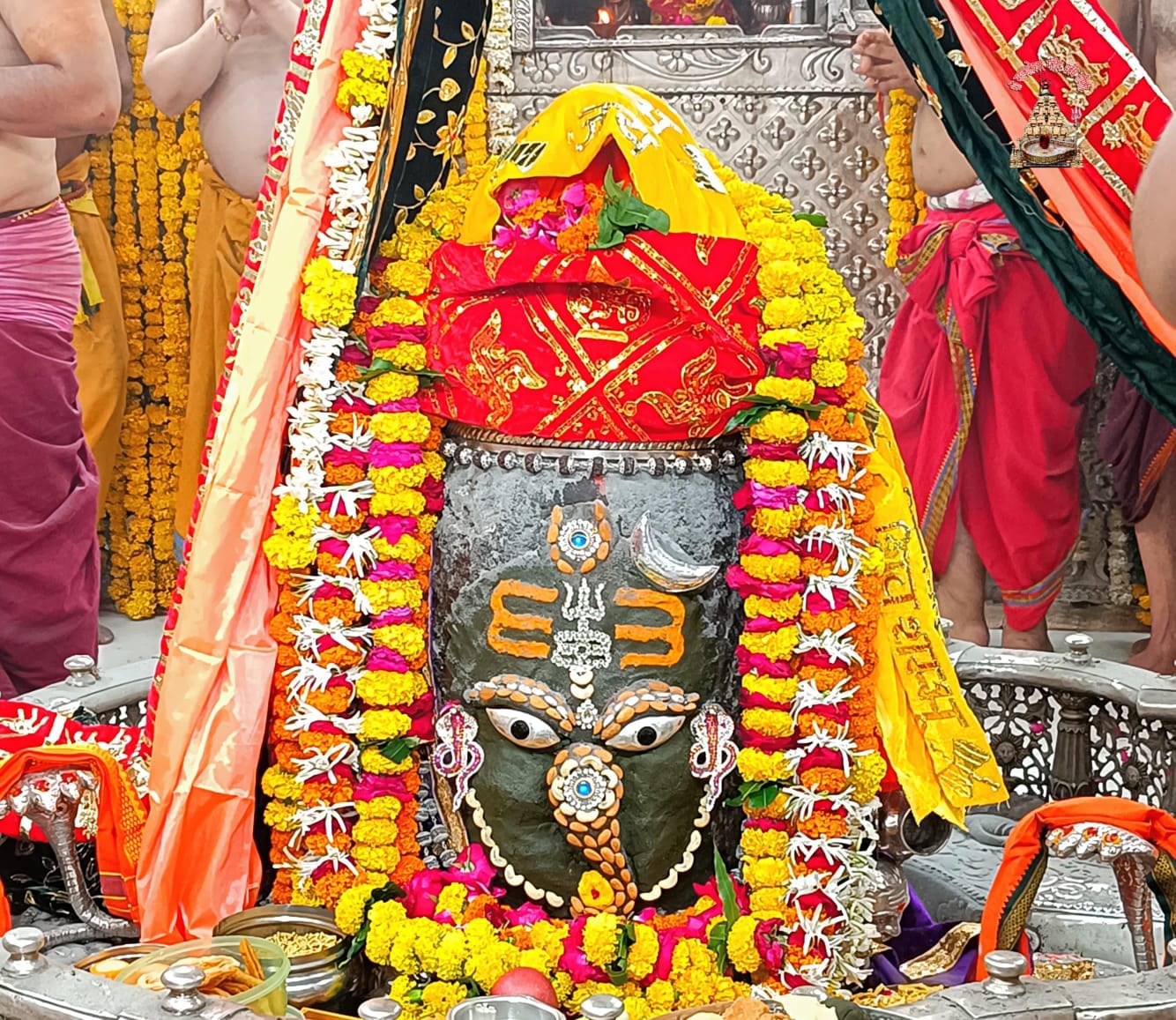 भस्म आरती मे श्री गणेश स्वरूप मे सजे बाबा महाकाल...