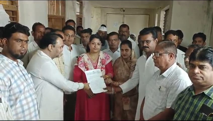 बुरहानपुर किसान कांग्रेस ने फूंका कंगना रनौत का पुतला