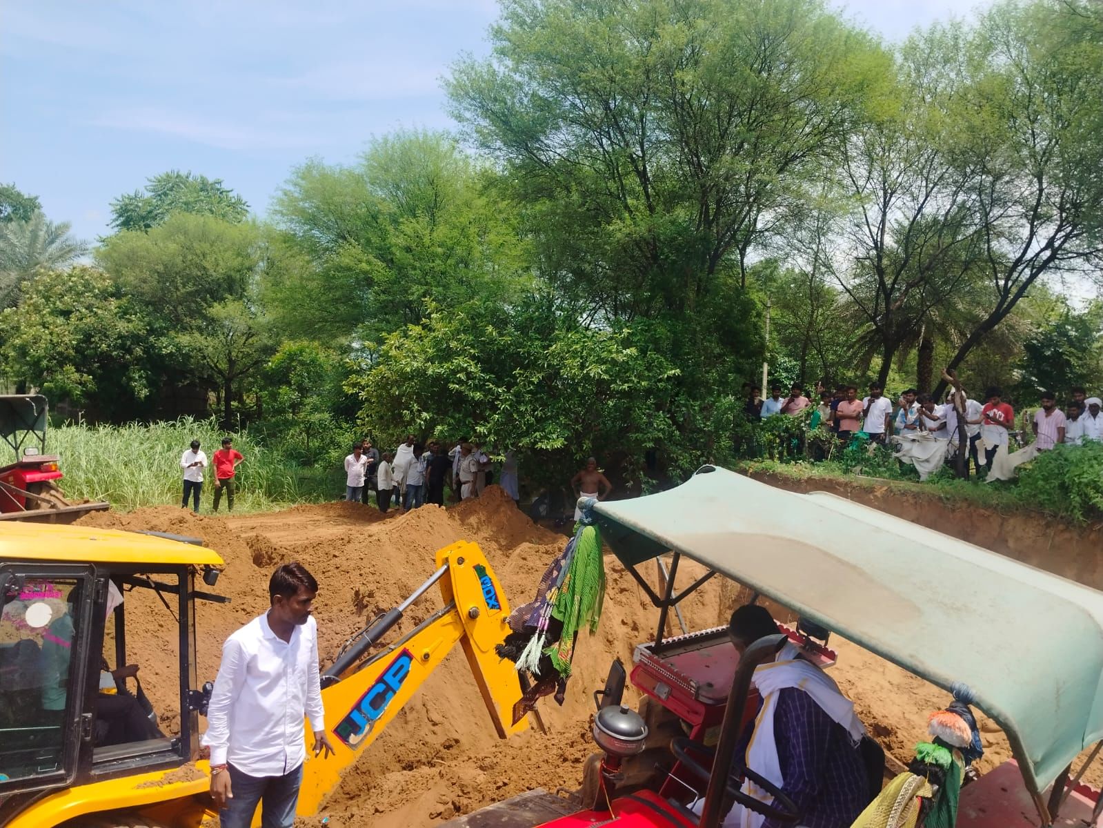 बोरवेल से निकलने की प्रयास करते हुए