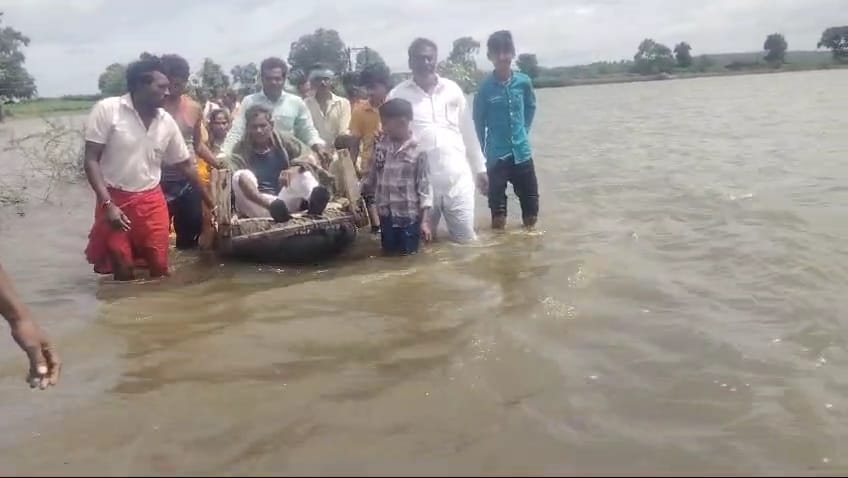 डैम के बैक वाटर के बीच से निकलने को मजबूर ग्रामीण