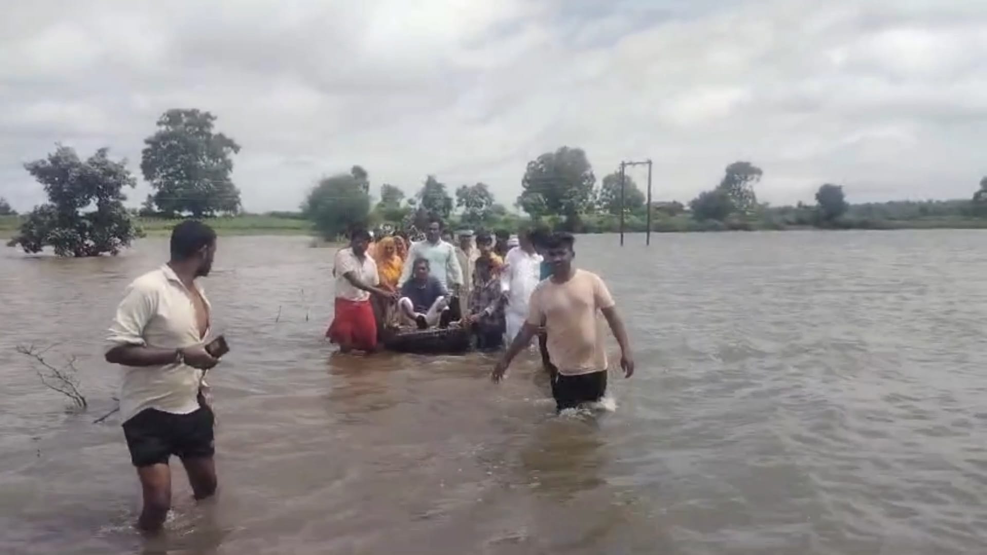 डैम के बैक वाटर के बीच से निकलने को मजबूर ग्रामीण