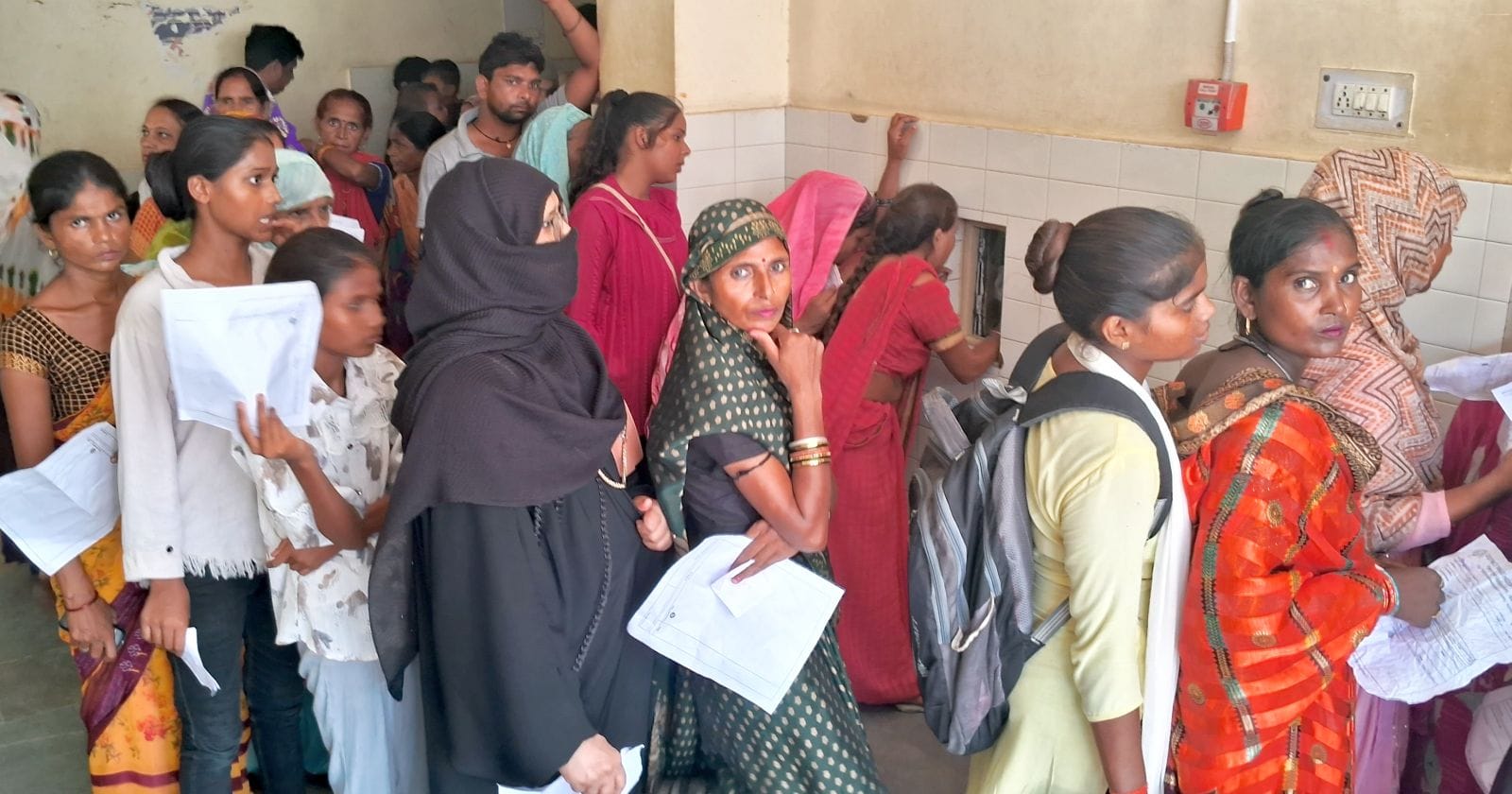 जिला अस्पताल की ओपीडी में लगी मरीजों की लाइन। संवाद जिला अस्पताल की ओपीडी में लगी मरीजों की लाइन। संवाद