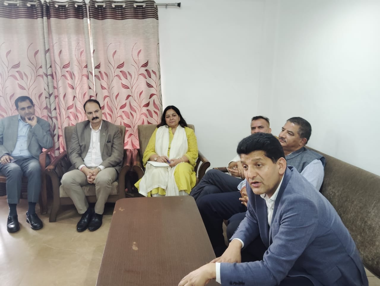 नौहराधार में गबन मामले के बाद पहुंचे बैंक के प्रबंध निदेशक श्रवण मांटा व अध्यक्ष देवेंद्र श्याम नौहराधार में गबन मामले के बाद पहुंचे बैंक के प्रबंध निदेशक श्रवण मांटा व अध्यक्ष देवेंद्र श्याम