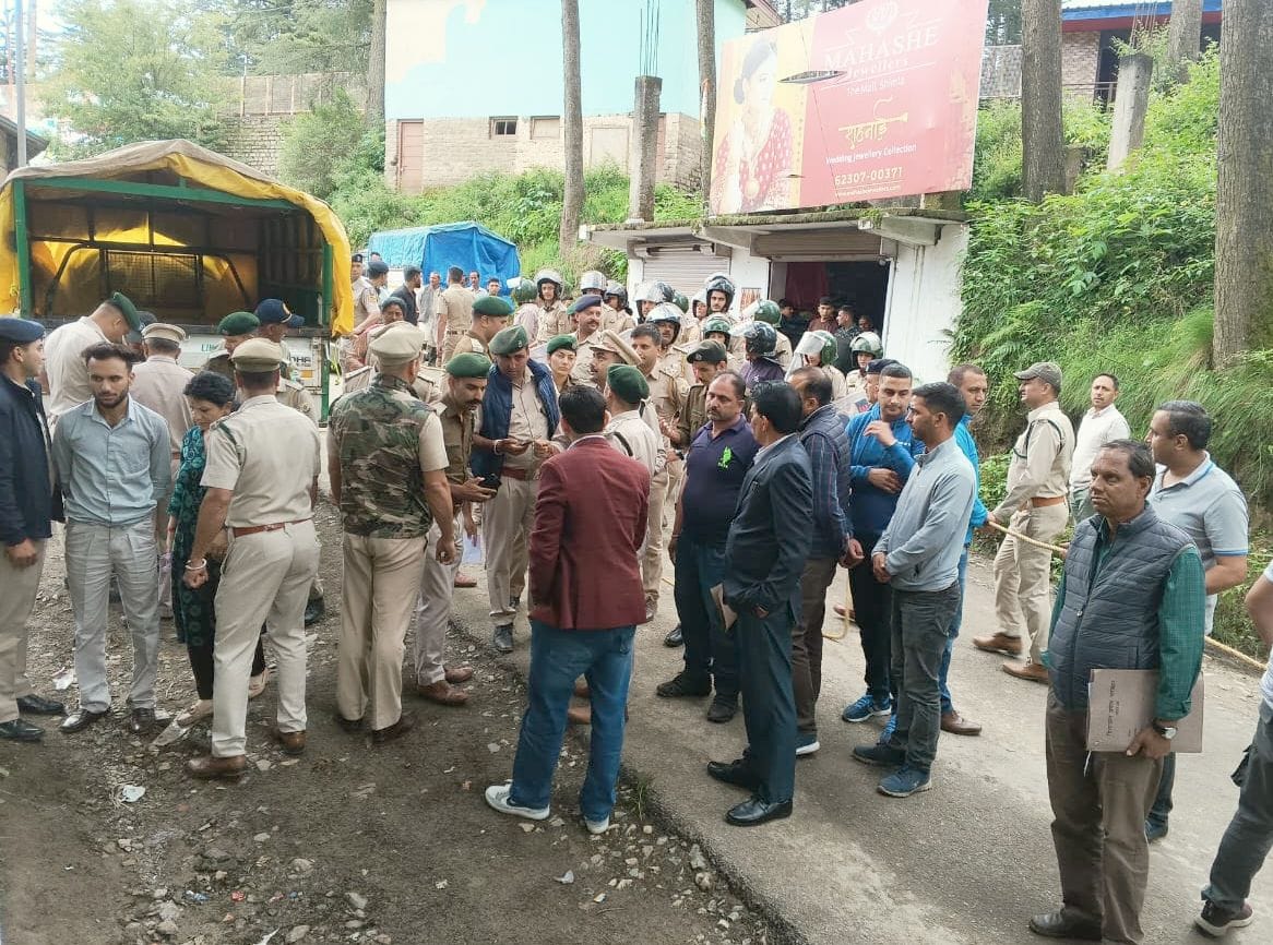 ननखड़ी तहसील मुख्यालय में अवैध कब्जों को सील करते वन विभाग के अधिकारी। संवाद ननखड़ी तहसील मुख्यालय में अवैध कब्जों को सील करते वन विभाग के अधिकारी। संवाद