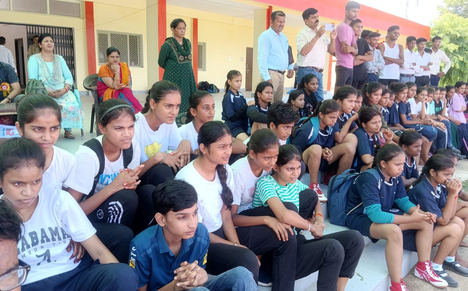पीलीभीत के गांधी स्टेडियम में आयोजित कब्बडी प्रतियोगिता में खेलते खिलाड़ी।संवाद पीलीभीत के गांधी स्टेडियम में आयोजित कब्बडी प्रतियोगिता में खेलते खिलाड़ी।संवाद