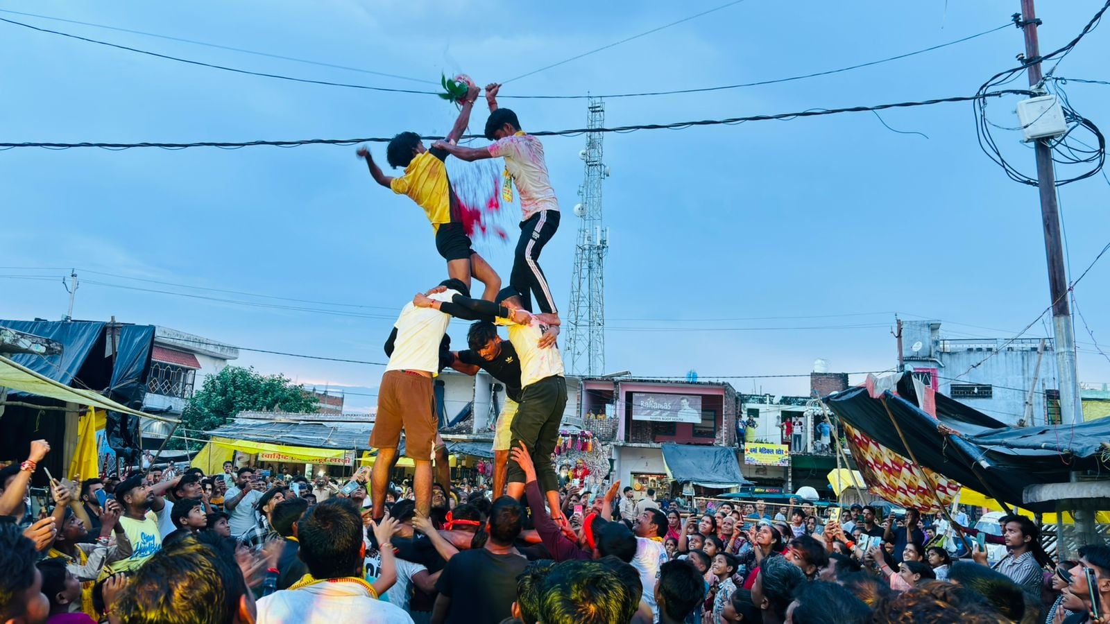पीलीभीत शहर के मोहल्ला साहुकारा स्थित राधा रमण मंदिर में श्रीकृष्ण का अभिषेक करते पंडित सुधीर