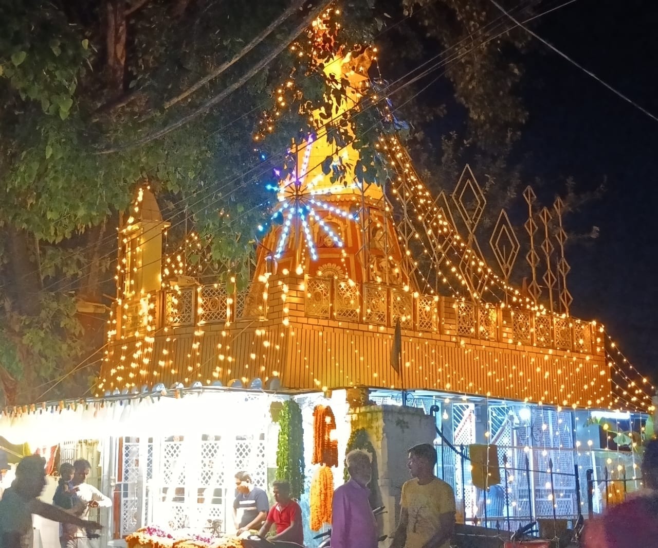 पीलीभीत शहर के मोहल्ला साहुकारा स्थित राधा रमण मंदिर में श्रीकृष्ण का अभिषेक करते पंडित सुधीर