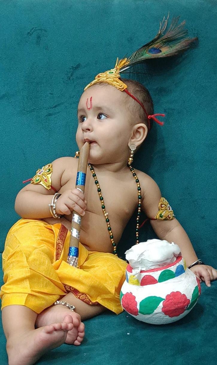 पीलीभीत शहर के मोहल्ला साहुकारा स्थित राधा रमण मंदिर में श्रीकृष्ण का अभिषेक करते पंडित सुधीर