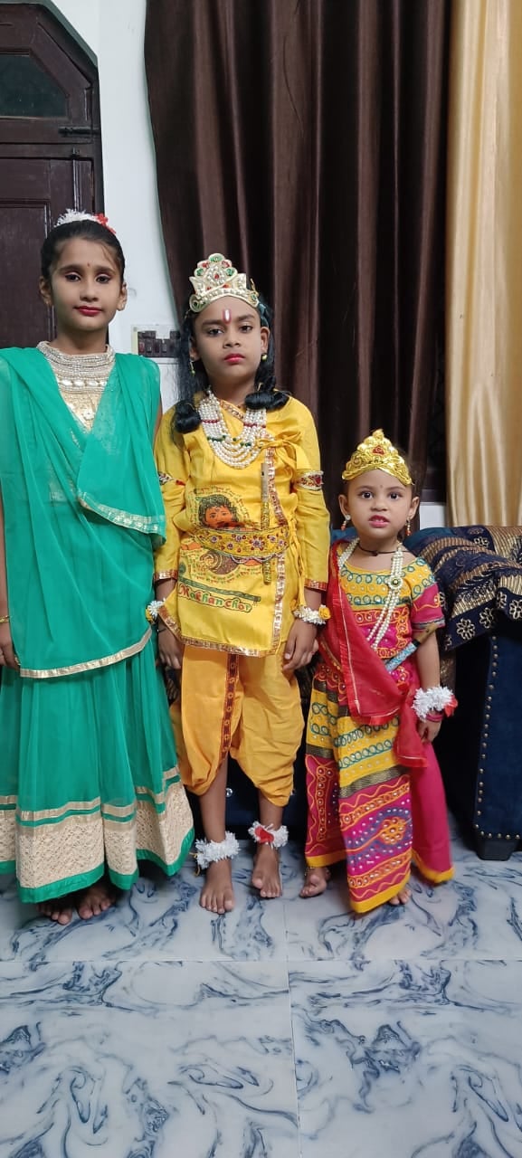 पीलीभीत शहर के मोहल्ला साहुकारा स्थित राधा रमण मंदिर में श्रीकृष्ण का अभिषेक करते पंडित सुधीर