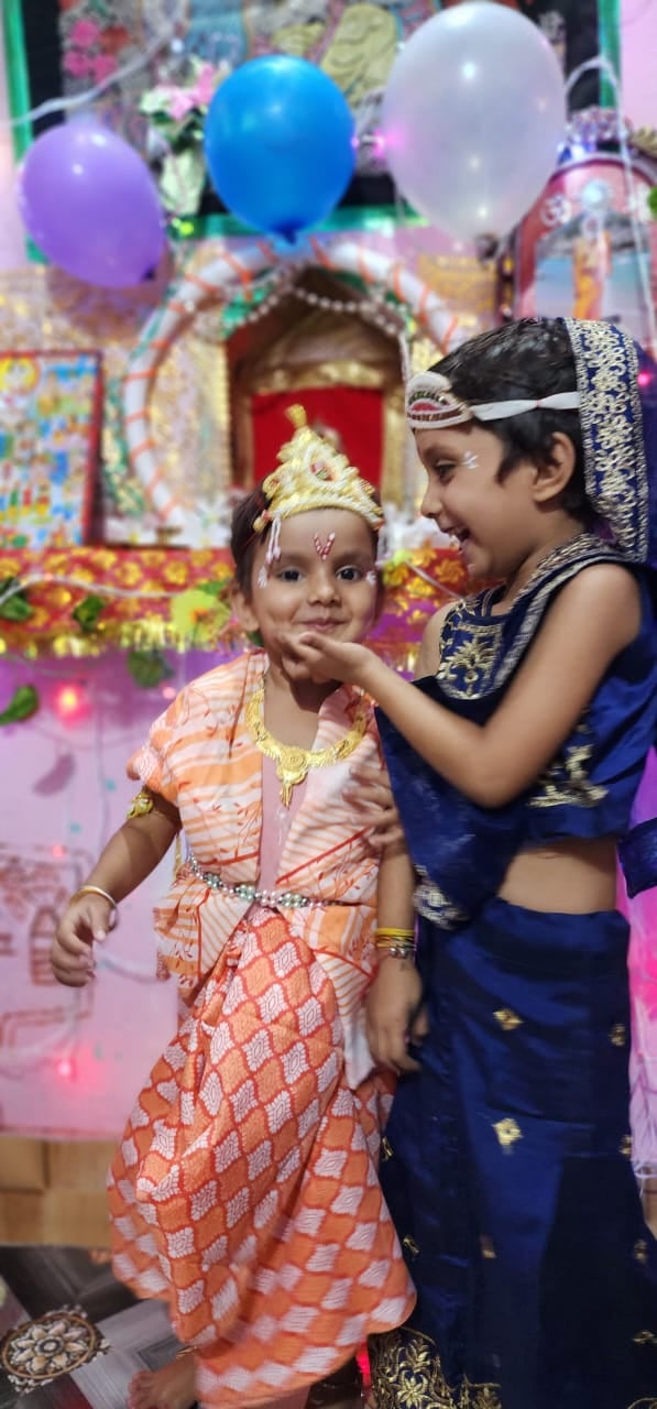 पीलीभीत शहर के मोहल्ला साहुकारा स्थित राधा रमण मंदिर में श्रीकृष्ण का अभिषेक करते पंडित सुधीर