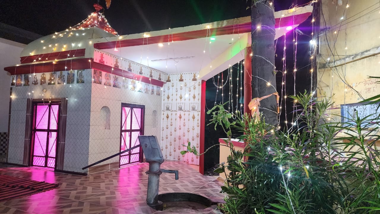 पीलीभीत शहर के मोहल्ला साहुकारा स्थित राधा रमण मंदिर में श्रीकृष्ण का अभिषेक करते पंडित सुधीर