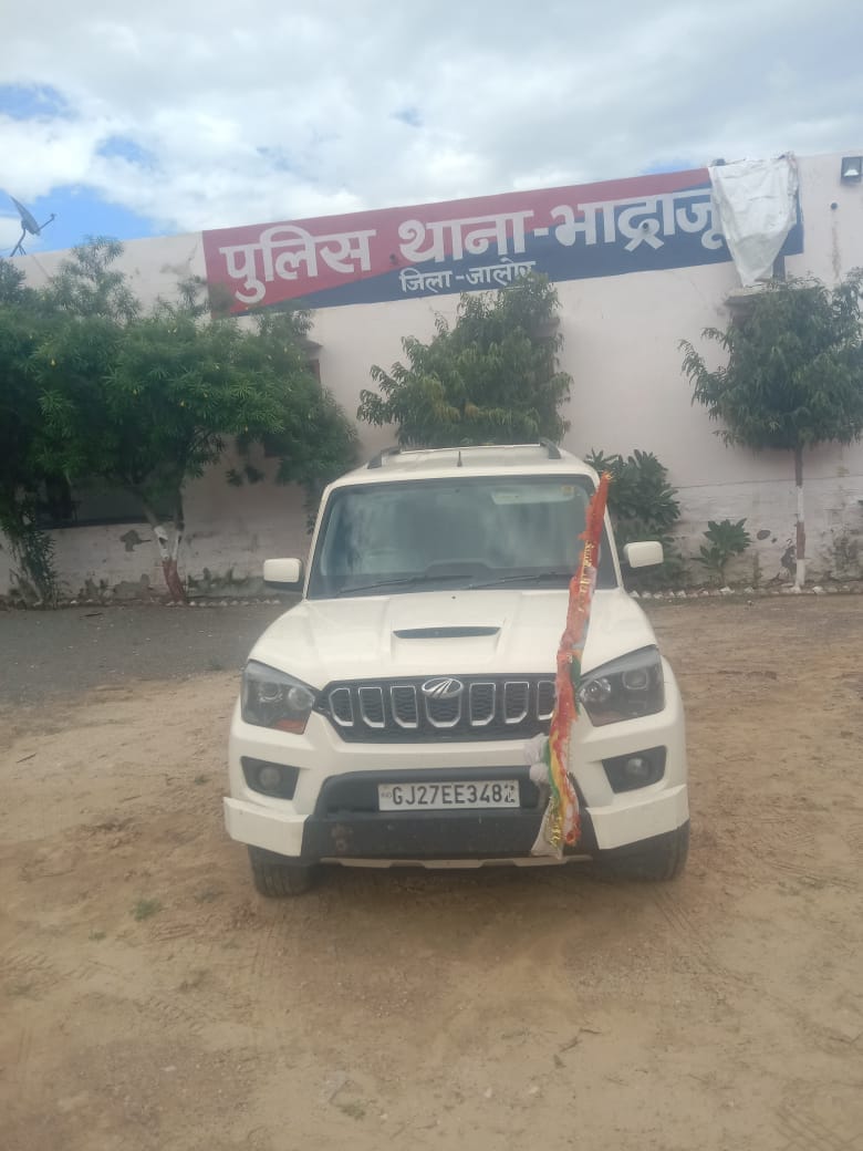 पुलिस गिरफ्त में आरोपी एवं तस्करी में प्रयुक्त वाहन