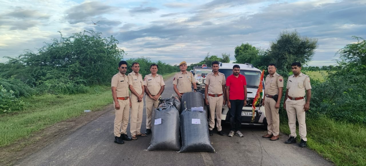 पुलिस गिरफ्त में आरोपी एवं तस्करी में प्रयुक्त वाहन