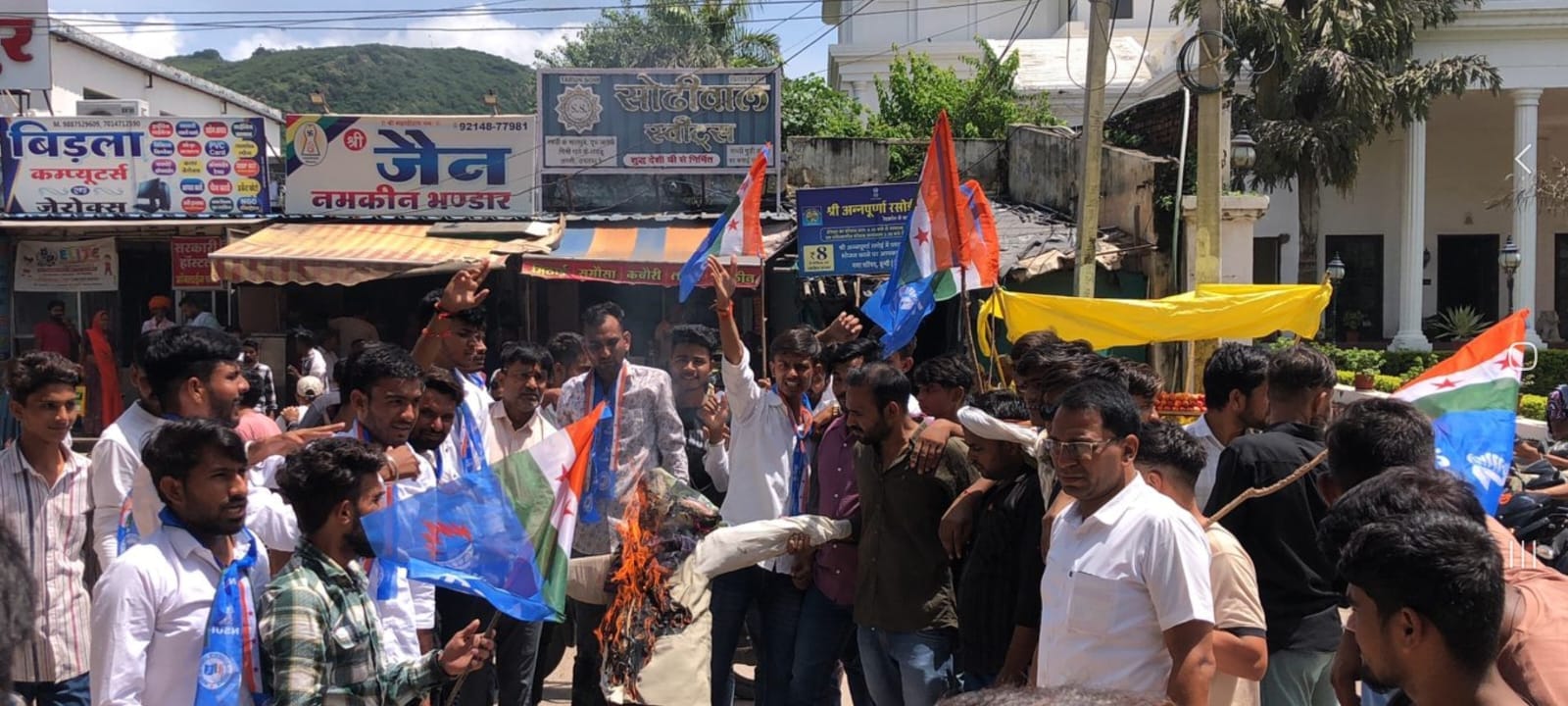 सचिन पायलट पर बयान के विरोध में एनएसयूआई का कलेक्ट्रट पर प्रदर्शन, नारेबाजी के साथ भाजपा प्रदेश सचिन पायलट पर बयान के विरोध में एनएसयूआई का कलेक्ट्रट पर प्रदर्शन, नारेबाजी के साथ भाजपा प्रदेश