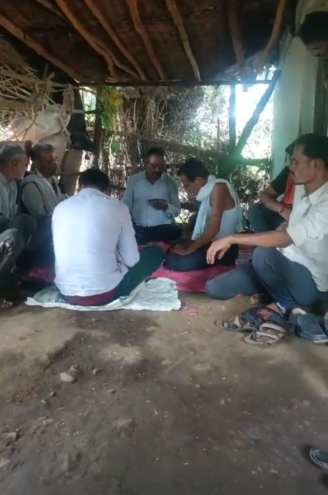 सागर जुआ खेलते शिक्षक का वायरल वीडियो