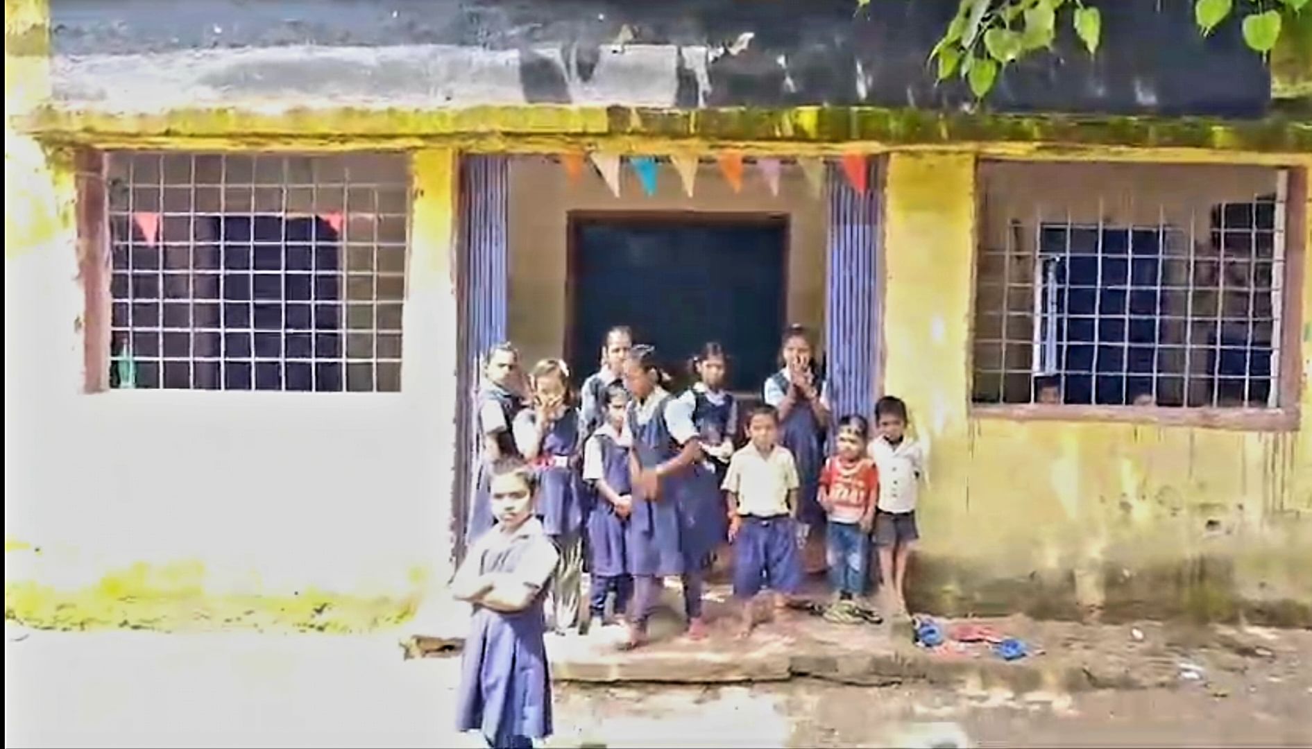 सागर जुआ खेलते शिक्षक का वायरल वीडियो