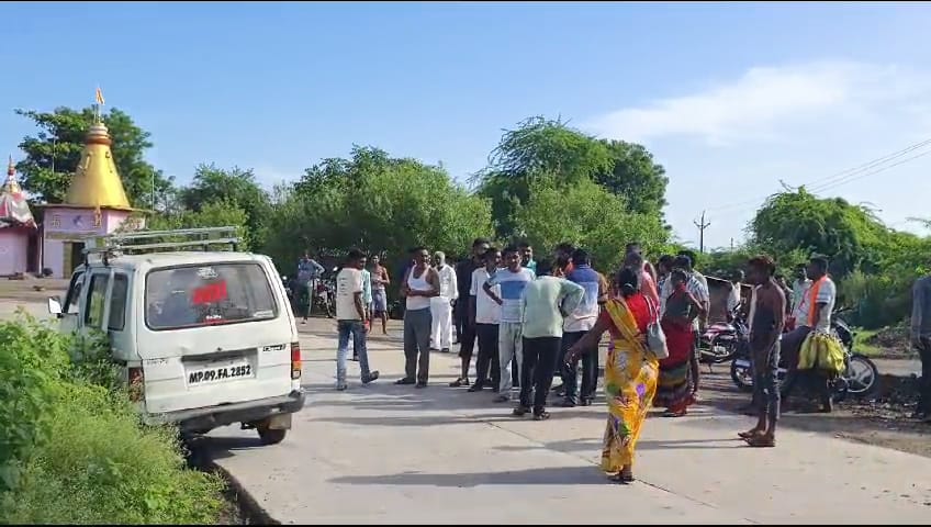 स्कूली बच्चों से भारी वैन सामने से आ रहे आईसर वाहन से टकराई