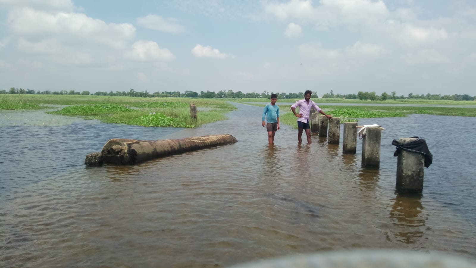 तिकुनिया नयापिंड गांव मैं तेजी सेबढ़ रहा कटान। संवाद तिकुनिया नयापिंड गांव मैं तेजी सेबढ़ रहा कटान। संवाद