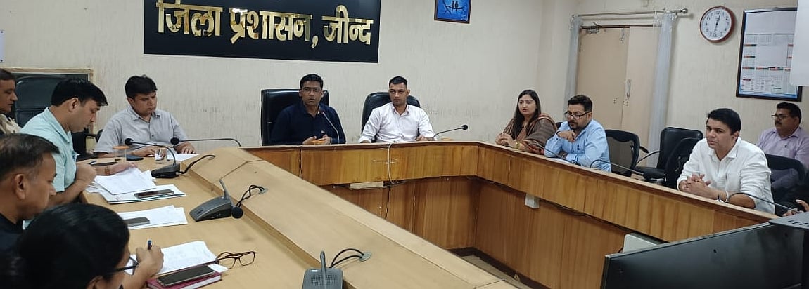 28जेएनडी25: अधिकारियों की बैठक लेते हुए जिला निर्वाचन अधिकारी मोहम्मद इमरान रजा। स्रोत प्रशा