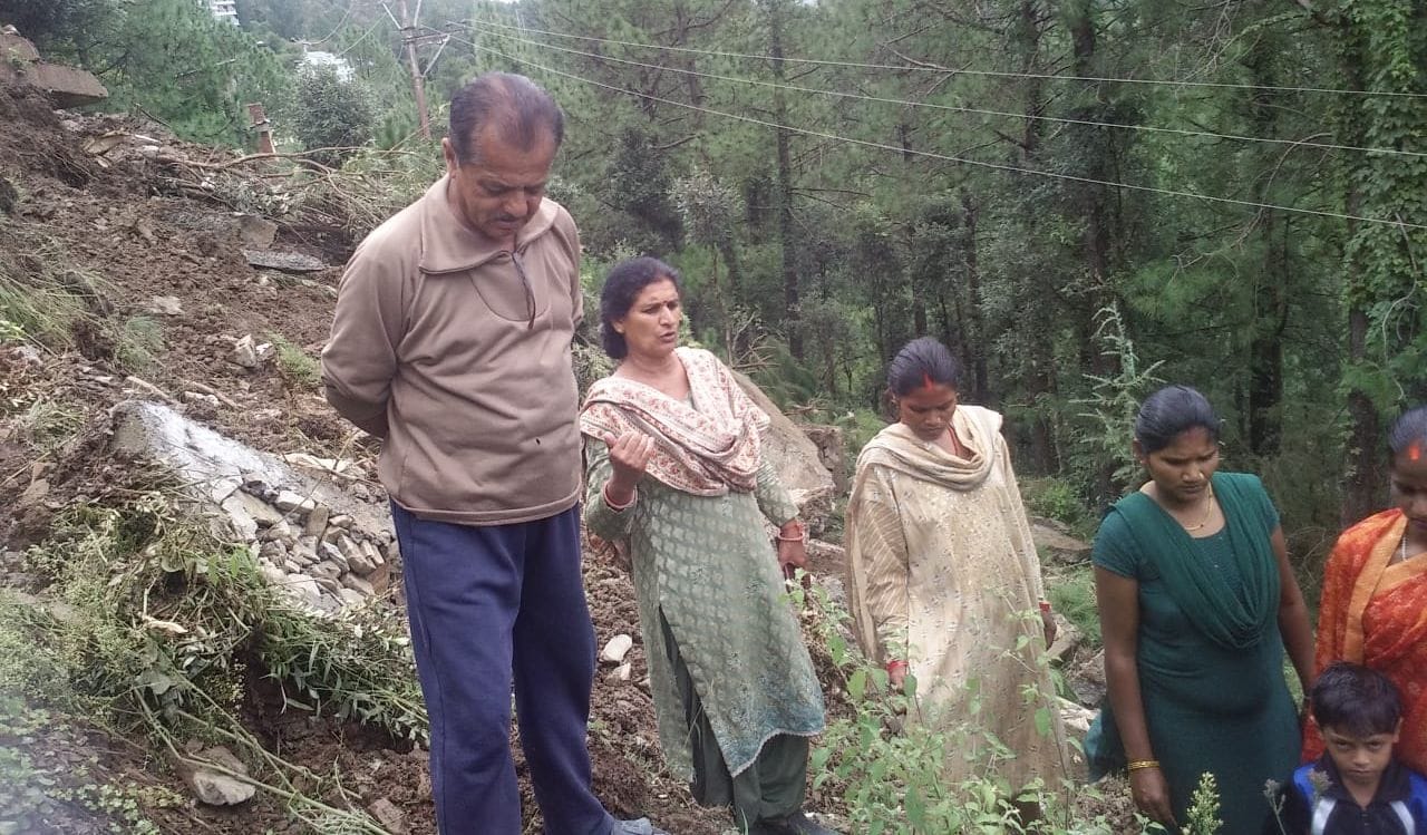 चायल क्षेत्र में बारिश के बाद भवन के नीचे से खिसकी मिट्टी। संवाद चायल क्षेत्र में बारिश के बाद भवन के नीचे से खिसकी मिट्टी। संवाद