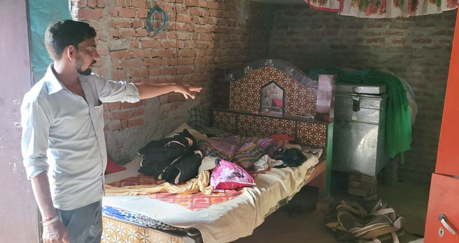 कमरे की दीवार में चोरों द्वारा लगाया गया नकब। संवाद