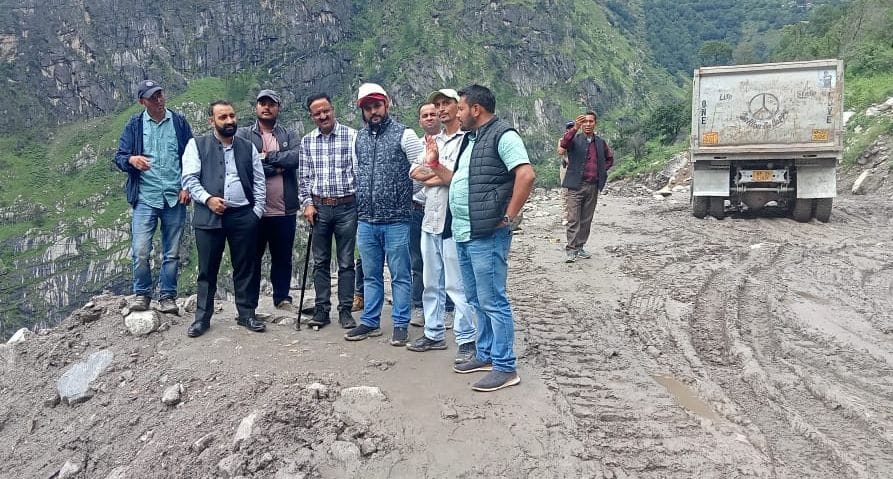 निगुलसरी एनएच पांच को बहाल करने में जुटी एनएच प्राधिकरण की जेसीबी मशीने निगुलसरी एनएच पांच को बहाल करने में जुटी एनएच प्राधिकरण की जेसीबी मशीने