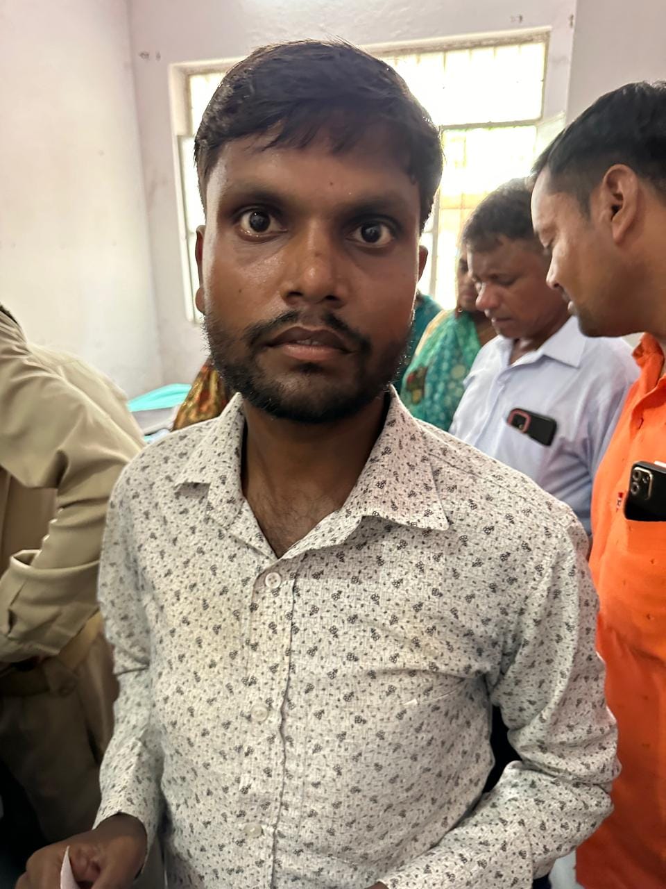 पीलीभीत मेडिकल कॉलेज अस्पताल में मरीजों को देखते चिकित्सक।संवाद पीलीभीत मेडिकल कॉलेज अस्पताल में मरीजों को देखते चिकित्सक।संवाद