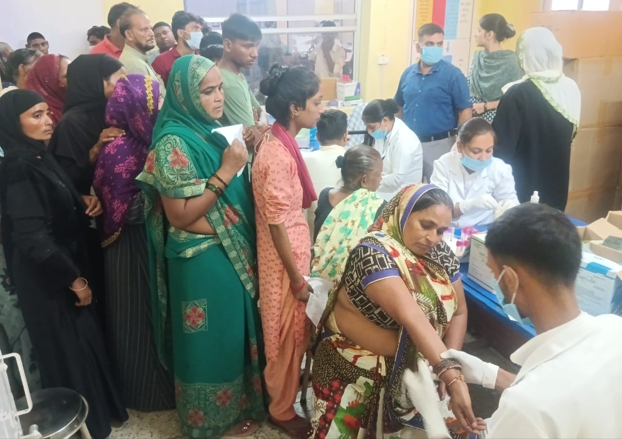 पीलीभीत मेडिकल कॉलेज अस्पताल में मरीजों को देखते चिकित्सक।संवाद पीलीभीत मेडिकल कॉलेज अस्पताल में मरीजों को देखते चिकित्सक।संवाद