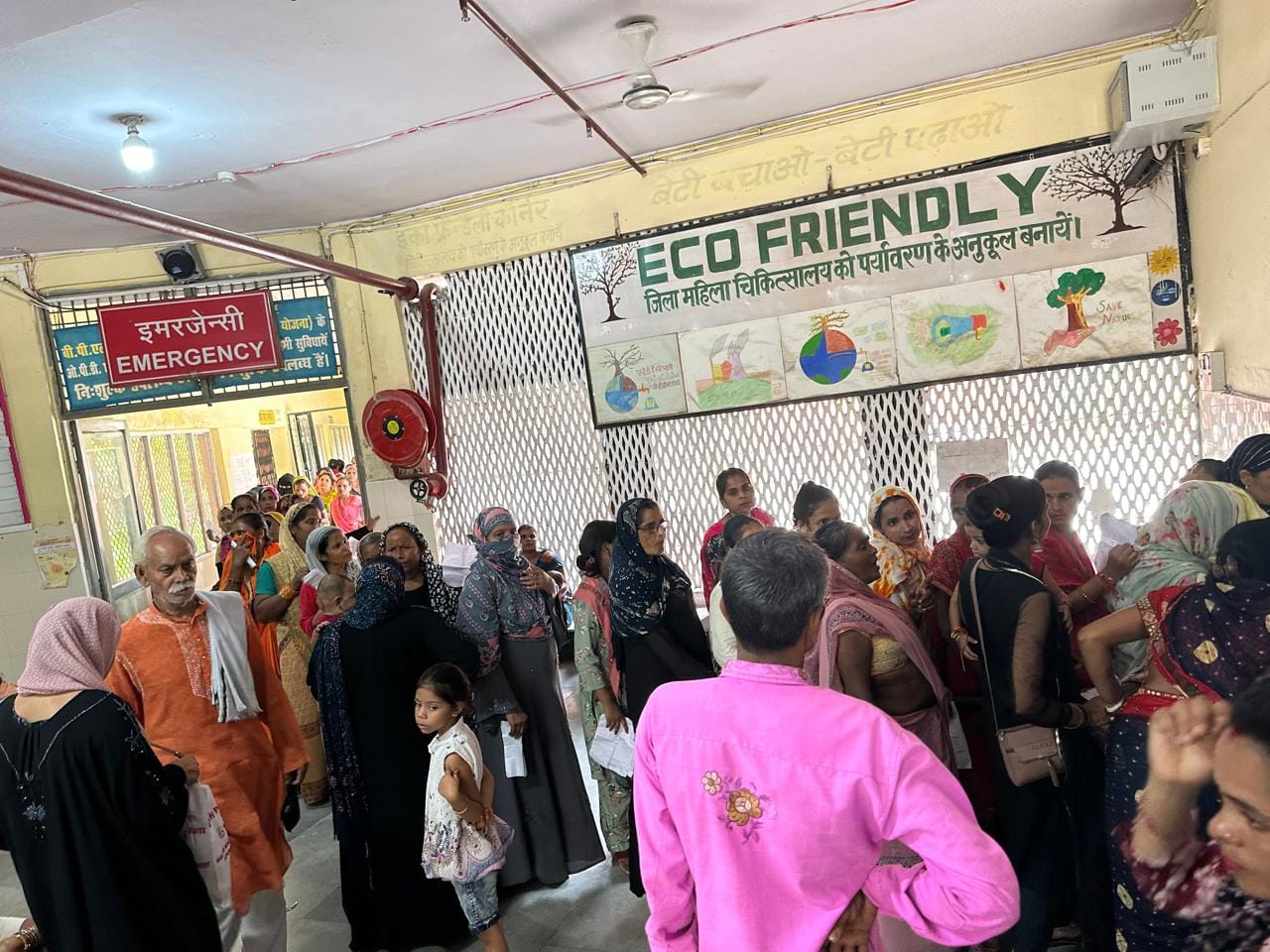 पीलीभीत मेडिकल कॉलेज अस्पताल में मरीजों को देखते चिकित्सक।संवाद पीलीभीत मेडिकल कॉलेज अस्पताल में मरीजों को देखते चिकित्सक।संवाद