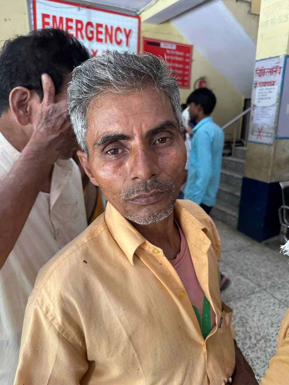 पीलीभीत मेडिकल कॉलेज अस्पताल में मरीजों को देखते चिकित्सक।संवाद पीलीभीत मेडिकल कॉलेज अस्पताल में मरीजों को देखते चिकित्सक।संवाद