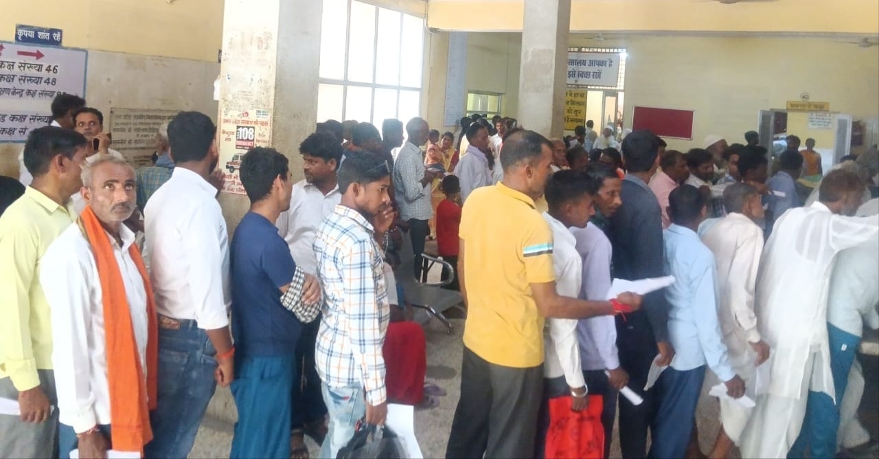 पीलीभीत मेडिकल कॉलेज अस्पताल में मरीजों को देखते चिकित्सक।संवाद पीलीभीत मेडिकल कॉलेज अस्पताल में मरीजों को देखते चिकित्सक।संवाद