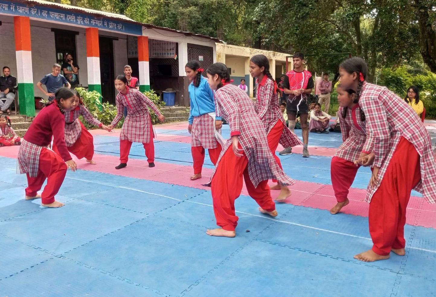 राजकीय उच्च विद्यालय हनुमान बड़ोग में खो-खो प्रतियोगिता के दौरान खिलाड़ी। संवाद