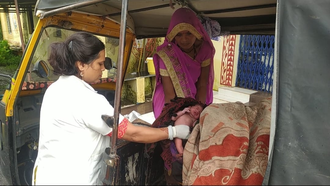 सागर ऑटो मैं बच्चा