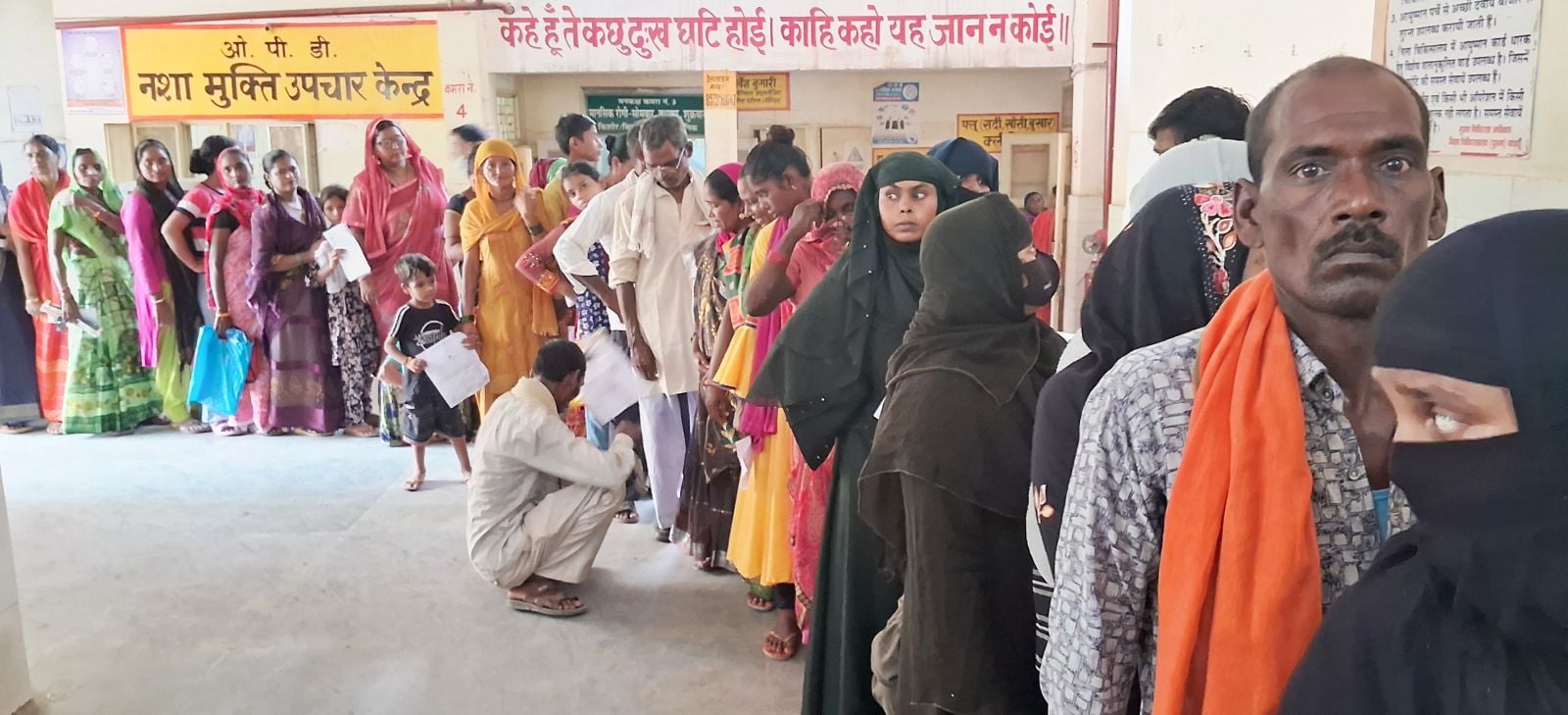 दातागंज के समरेर में लगे स्वास्थ्य शिविर में दवा लेते मरीज।स्रोत-स्वास्थ्य विभाग