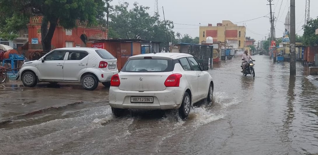 29जेएनडी15: बारिश के बाद धान फसल में खड़ा पानी। संवाद