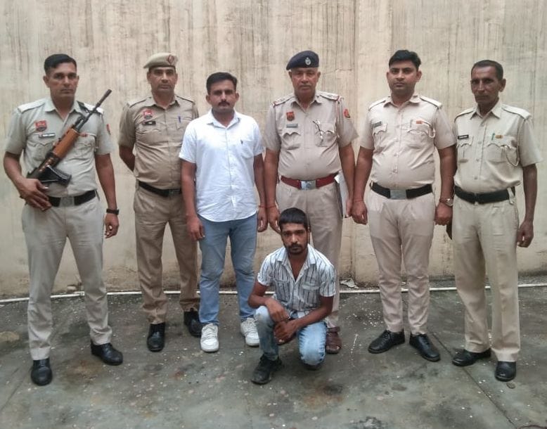 29जेएनडी18: पुलिस गिरफ्त में पकड़ा गया आरोपी। स्रोत पुलिस प्रशासन 29जेएनडी18: पुलिस गिरफ्त में पकड़ा गया आरोपी। स्रोत पुलिस प्रशासन