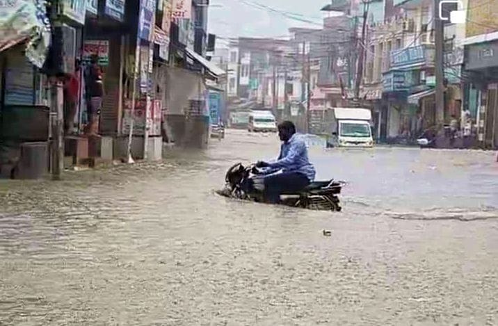 29जेएनडी23-पानी में बंद हुई बाइक को निकालता चालक। संवाद 29जेएनडी23-पानी में बंद हुई बाइक को निकालता चालक। संवाद