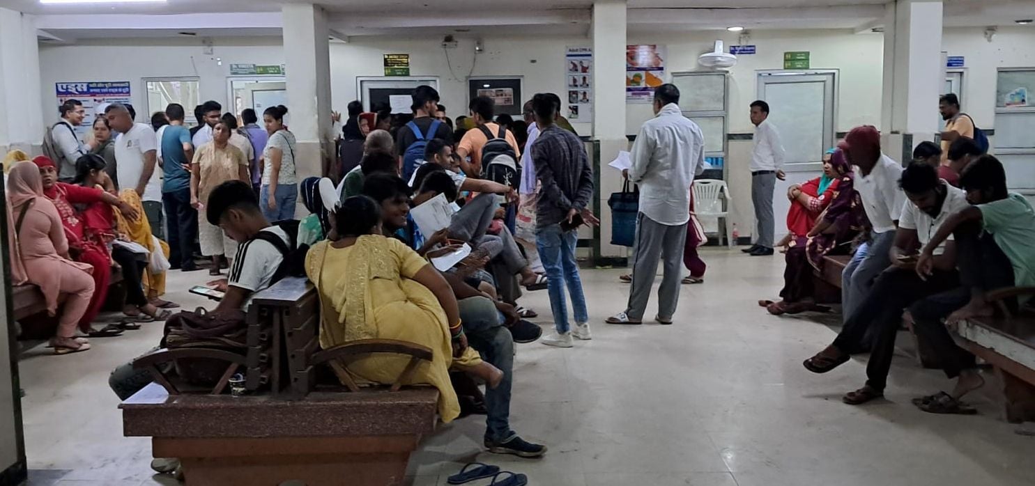 29सीटीके12- नागरिक अस्पताल में मरीजों की जांच करते हड्डी रोग विशेषज्ञ डॉ. हरमिंद्र। स्रोत : अमर 29सीटीके12- नागरिक अस्पताल में मरीजों की जांच करते हड्डी रोग विशेषज्ञ डॉ. हरमिंद्र। स्रोत : अमर