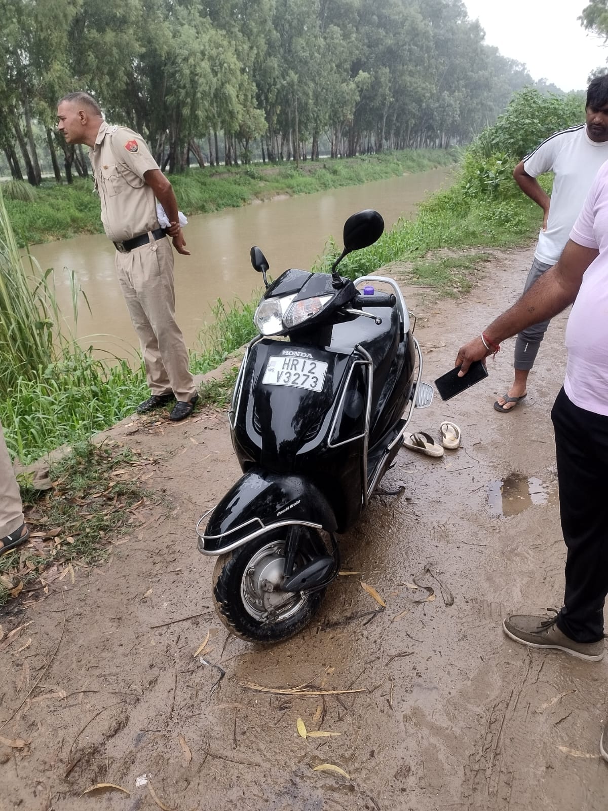29सीटीके19- नहर में फार्मेसी कॉलेज के प्राचार्य की तलाश करती एनडीआरएफ की टीम। स्रोत: पुलिस 29सीटीके19- नहर में फार्मेसी कॉलेज के प्राचार्य की तलाश करती एनडीआरएफ की टीम। स्रोत: पुलिस